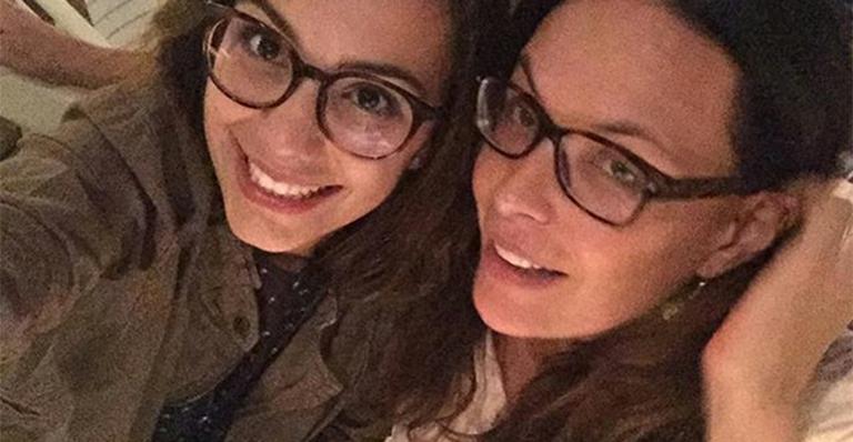 Carolina Ferraz comemora 21 anos da filha Valentina: “Orgulho para mim”