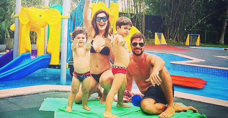 Aos 36, Juliana Paes posa só de biquini na companhia da família