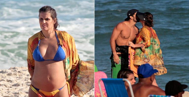Deborah Secco exibe barriguinha de grávida na praia e ganha beijo do namorado, Hugo Moura