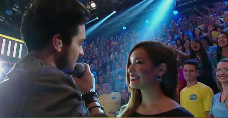 Carol Nakamura canta com Luan Santana no Domingão e os dois brincam e trocam olhares