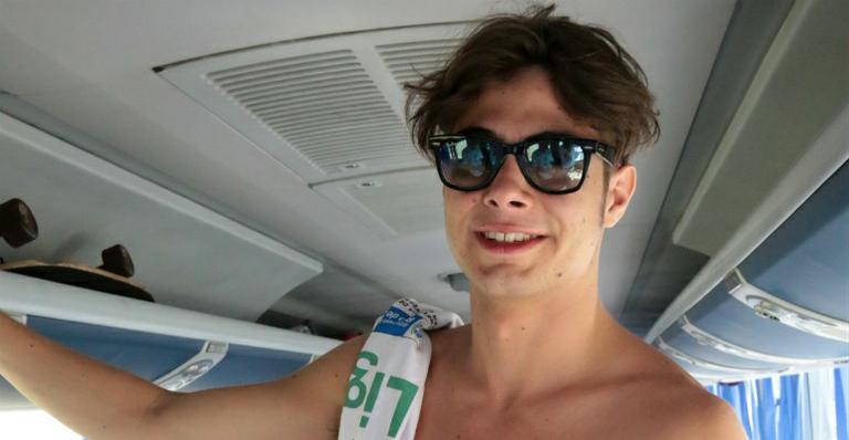 Rafael Vitti é agarrado e arranhado por fãs em evento