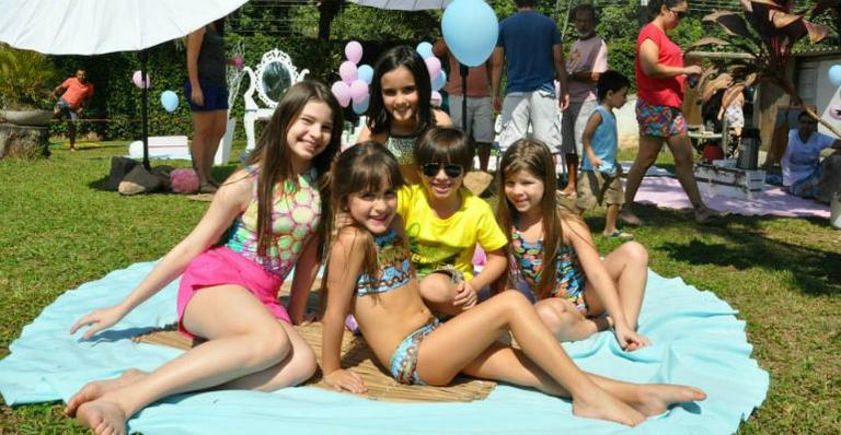 Atriz de ‘Verdades Secretas’, Duda Miliante comemora aniversário em picnic