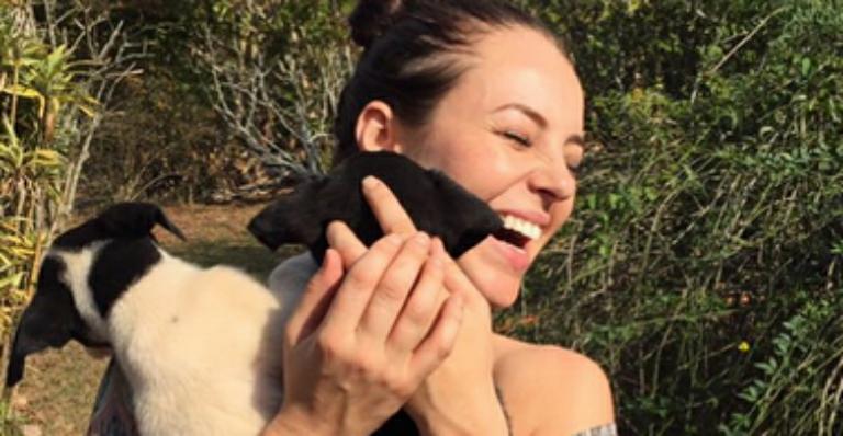 Paolla Oliveira exibe a barriguinha sarada em foto ganha elogios