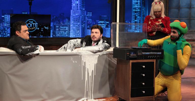 Danilo Gentili toma banho de hidratante em homenagem a Xuxa no SBT