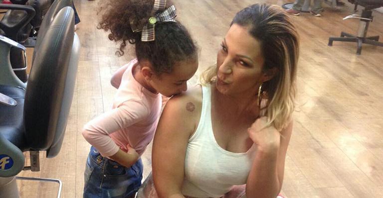 Valeska Popozuda ganha beijinho no ombro da herdeira de Scheila Carvalho e Tony Salles