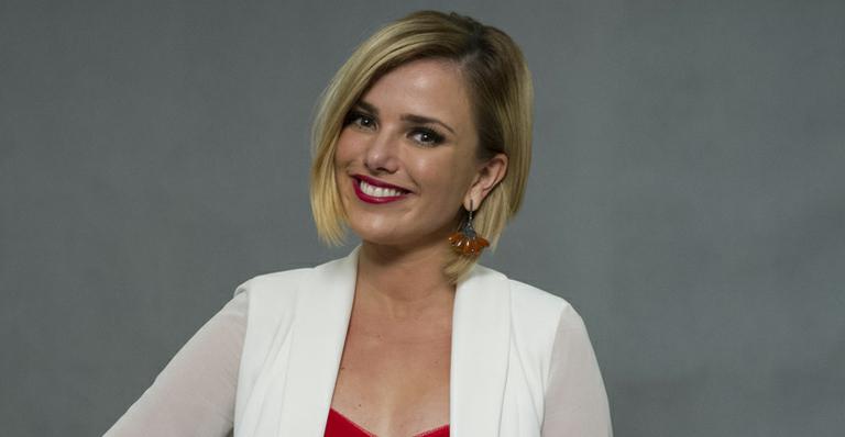 Natallia Rodrigues coloca megahair em seu cabelo