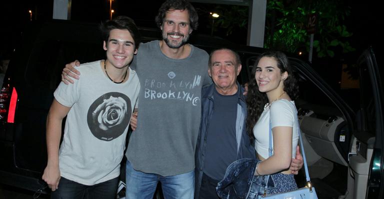Renato Aragão confere estreia de Lívian em Malhação