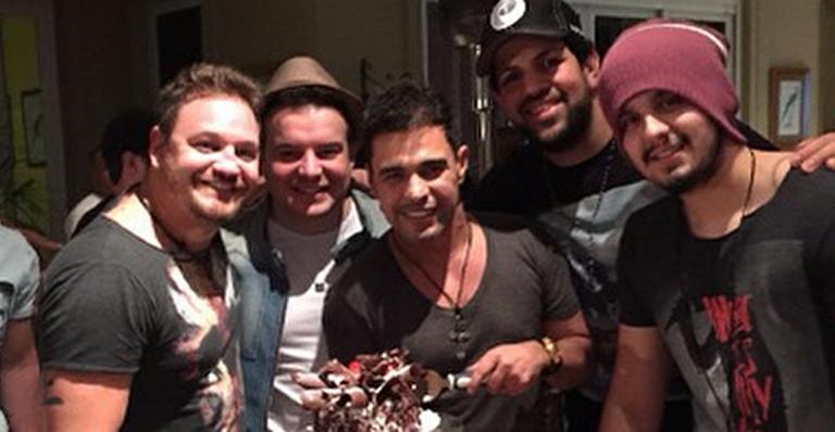 Zezé di Camargo ganha festa surpresa de Luan Santana