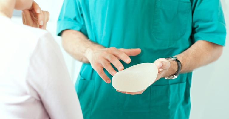 Veja as dicas do cirurgião e saiba os cuidados que se deve ter com implantes de silicone