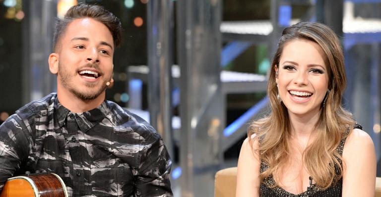 Trio faz medley com sucessos de Sandy e Junior e emociona a cantora