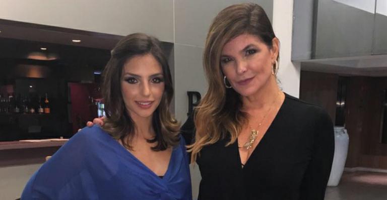 Após separação, Carol Celico aparece com a barriguinha de fora ao lado de Cristiana Oliveira