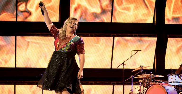 Kelly Clarkson explica performance emocionante no Grammy há 11 anos: ‘Me disseram que tinha câncer’