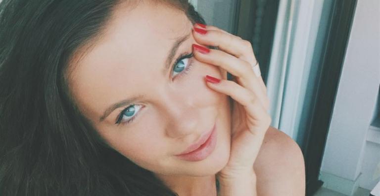 Ireland Baldwin usa look super ousado em festa