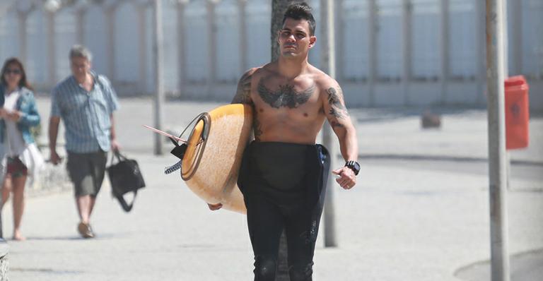 Em dia de surfe, Juliano Cazarré exibe tatuagem falsa para ‘A Regra do Jogo’