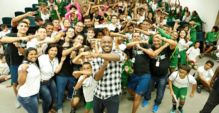 Cantor Thiaguinho visita Instituto Projeto Neymar Jr, na Praia Grande