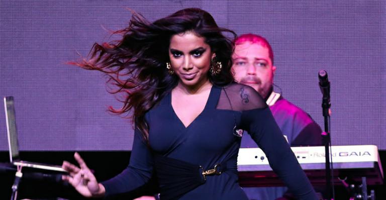 Solteiríssima, Anitta manda recado: ‘Sou do tipo que deixa sofrer’