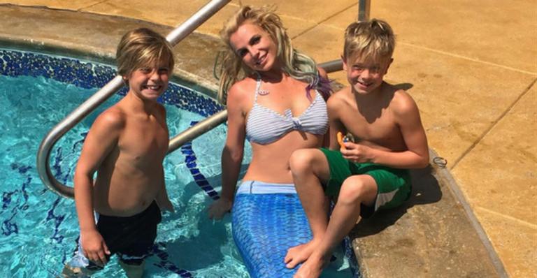 Ariel? Britney Spears se veste de sereia com os filhos na piscina