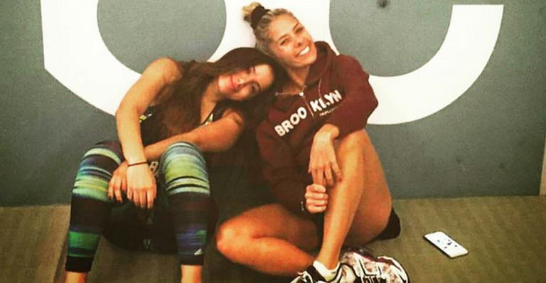Adriane Galisteu e Anitta se encontram em academia: ‘Acabadas, mas dedicadas’