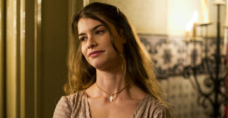 Alinne Moraes não faz o buço e nem sobrancelhas para personagem