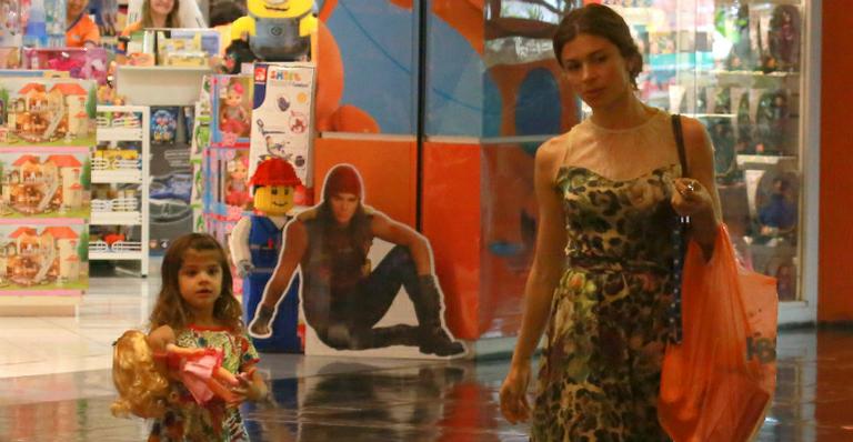 Grazi Massafera se diverte com Sofia em loja de brinquedos