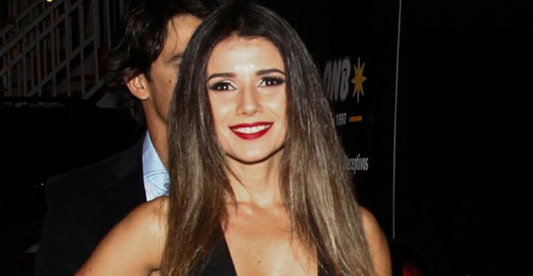 Com decotão, Paula Fernandes aposta em figurino ousado para show em Barretos
