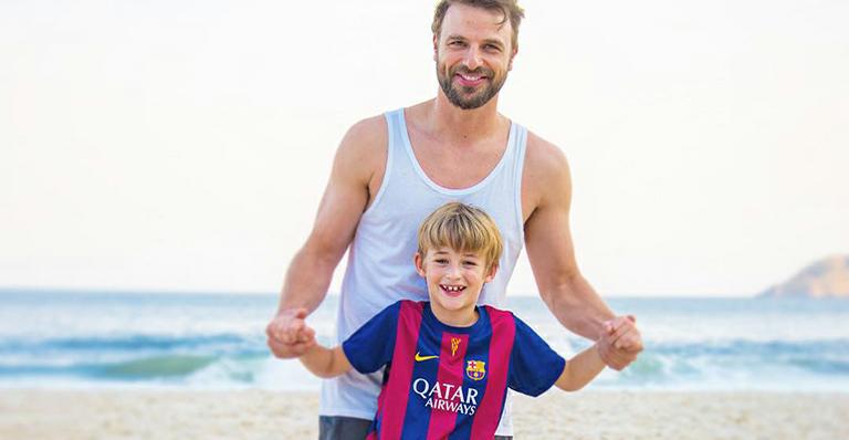 Cássio Reis posa ao lado de Noah em dia de praia e futebol