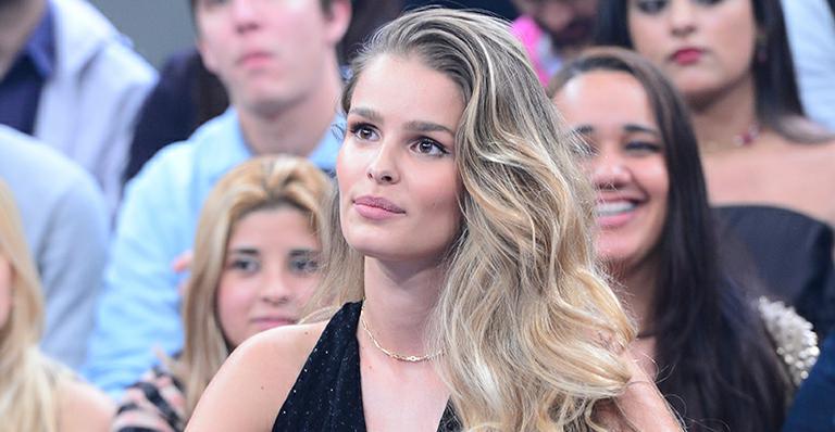 Yasmin Brunet mostra sessão para tirar tatuagem