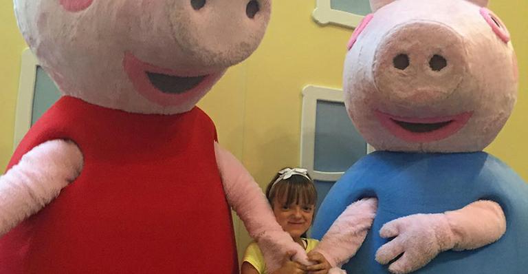 Rafaella Justus esbanja fofura e sorri em foto com a turminha da Peppa Pig