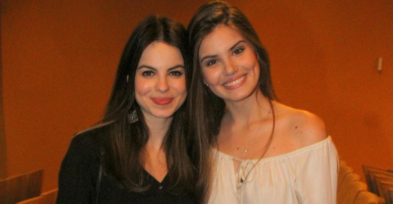Camila Queiroz e Sthefany Brito prestigiam espetáculo de Fernanda Souza
