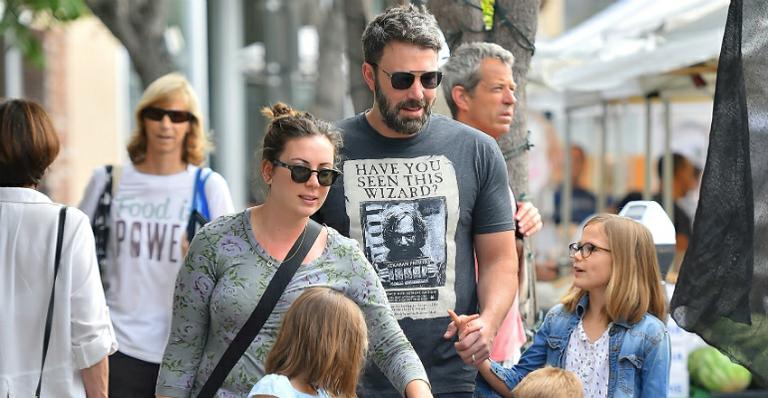 Ben Affleck passeia com a nova babá e os filhos nos EUA