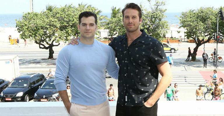 Henry Cavill e Armie Hammer posam para fotógrafos e fãs no Copacabana Palace