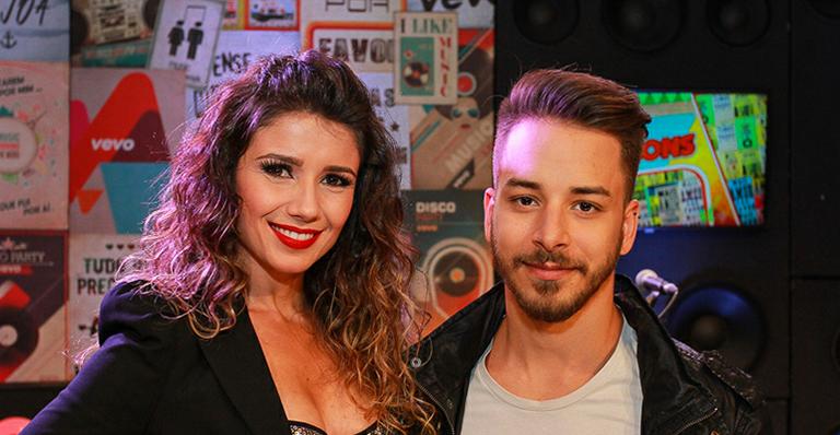 Paula Fernandes ousa no look para participar do programa apresentado por Junior Lima