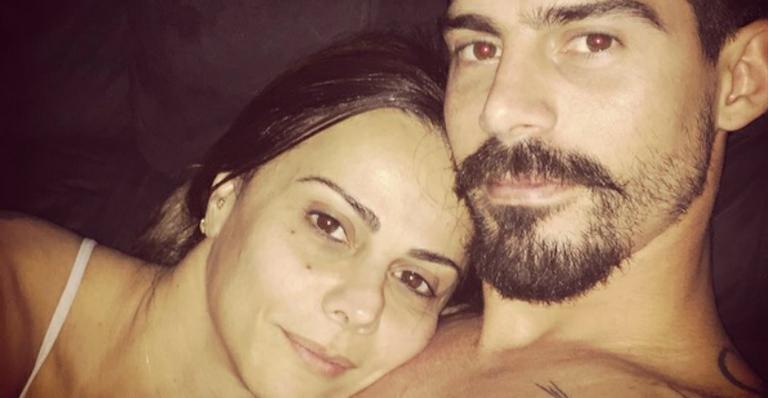 Sem maquiagem, Viviane Araújo posa na cama com o noivo