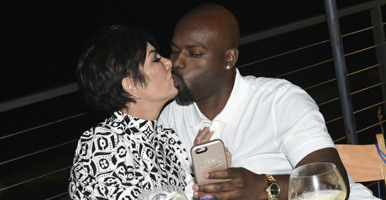 Kris Jenner troca beijos com o namorado em evento