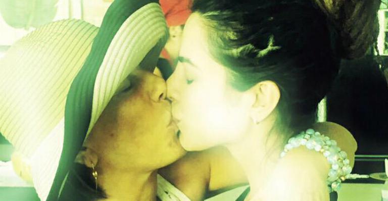 Cleo Pires dá beijo na boca e faz declaração para a mãe