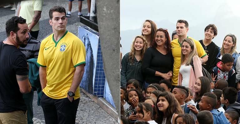 Henry Cavill visita o Pão de Açúcar com camisa da seleção