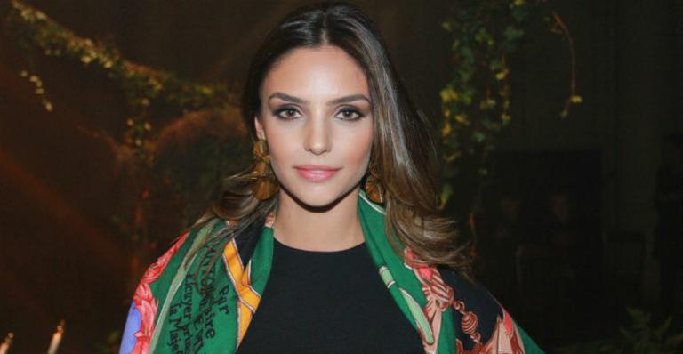 Recém-separada, Carol Celico prestigia desfile em São Paulo