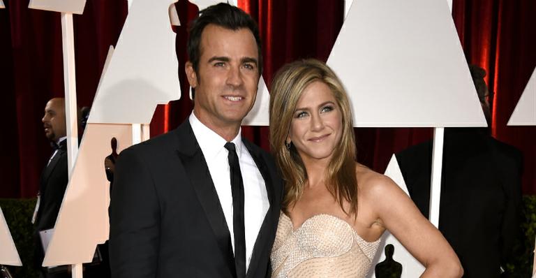 Justin Theroux, marido de Jennifer Aniston, publica imagem com frase ofensiva a Brad Pitt