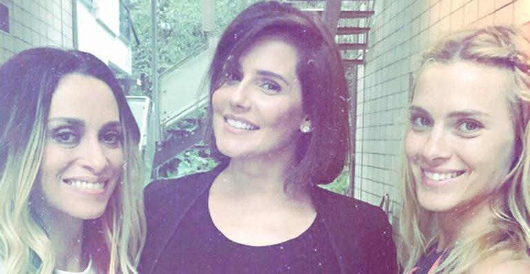 Carolina Dieckmann e Suzana Pires tietam a gravidíssima Deborah Secco