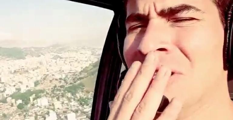 Thiago Martins vai ao Projac de helicóptero e grava reação em vídeo: ‘Morro de medo’