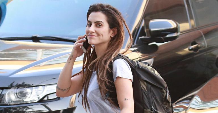 Ainda com dreadlocks, Cleo Pires deixa a academia após cumprir rotina fitness
