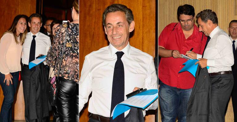 Nicolas Sarkozy atende fãs na porta de hotel antes do show de Carla Bruni