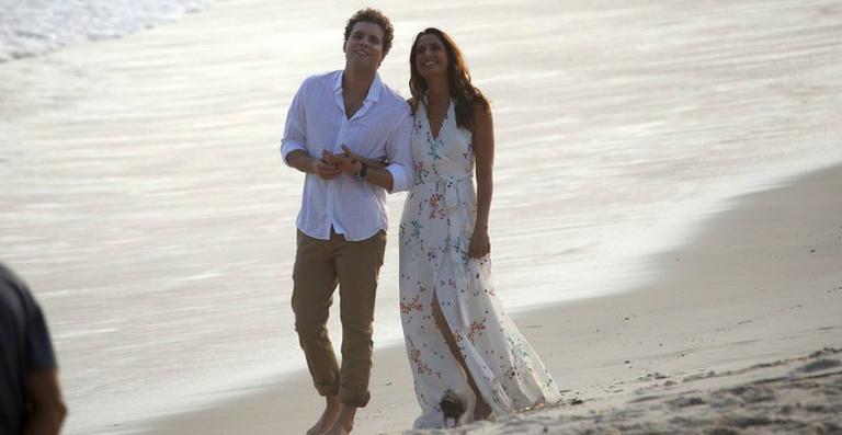 Thiago Fragoso e Camila Pitanga gravam final de Babilônia na praia