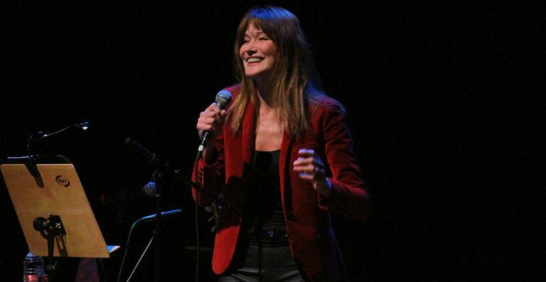 Carla Bruni encanta em show na cidade de SP
