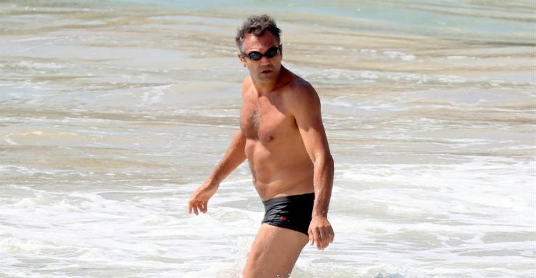 De sunga, Domingos Montagner grava em praia no Rio