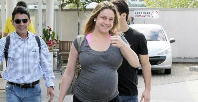 Veja como foi a entrada de Fernanda Gentil na maternidade