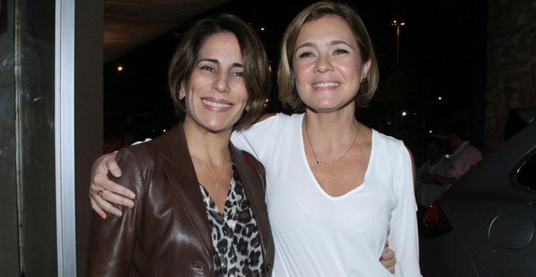 Elenco assiste ao último capítulo de Babilônia