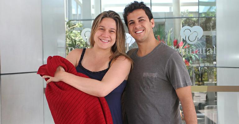 Com Gabriel nos braços, Fernanda Gentil deixa maternidade ao lado do marido, Matheus Braga