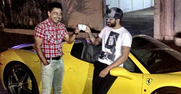 Zezé Di Camargo posa em Ferrari com Gusttavo Lima e ironiza: “A crise chegou mesmo”