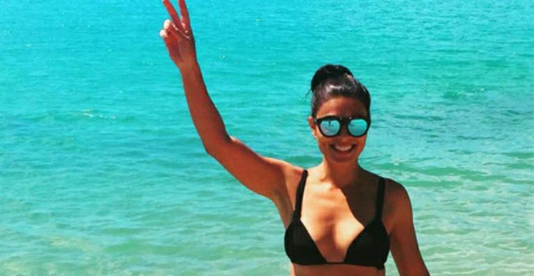 Juliana Paes posa de biquíni na Austrália, onde grava nova novela, e recebe elogios